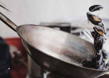 Τα μύδια θέλουν τρόπο στο καθάρισμα ειδικά αν δεν διαθέτεις πιρούνι