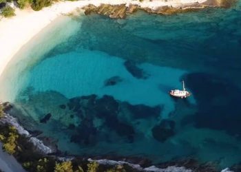 Έμπλυση: Η μαγευτική παραλία του Ιονίου όπου η μάσκα είναι περιττή