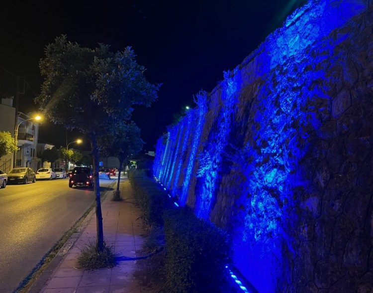Πινελιές χρωμάτων και φωτισμός στον τοίχο του Φρουρίου
