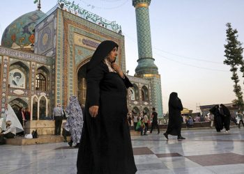Ιράν: Η «αστυνομία ηθών» άρχισε ξανά τις περιπολίες για τη μαντήλα