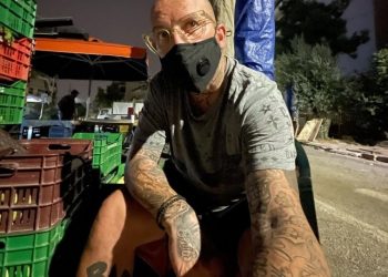 Πασίγνωστος τραγουδιστής πουλάει φρούτα στη λαϊκή – “Ξυπνάω καθημερινά στις 5 το πρωί” (ΦΩΤΟ)