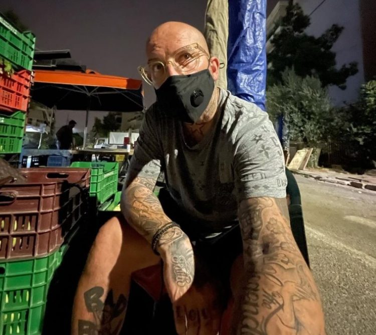 Πασίγνωστος τραγουδιστής πουλάει φρούτα στη λαϊκή – “Ξυπνάω καθημερινά στις 5 το πρωί” (ΦΩΤΟ)