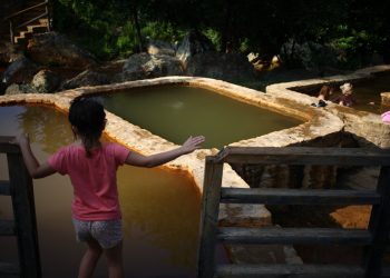 Κόκκινο Νερό: Η πηγή με τις «θαυματουργές» ιδιότητες δίπλα από τη Λάρισα (photo)
