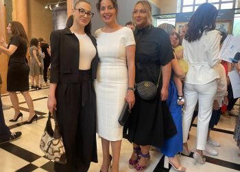 Με τις κόρες της στο πλευρό της ορκίστηκε η Μαρίνα Κοντοτόλη