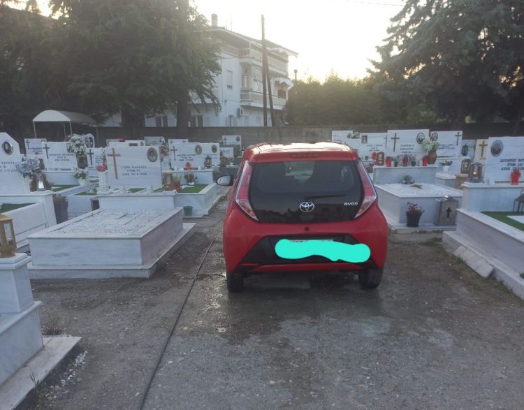 Τρίκαλα: Πήγε να ανάψει καντήλι στο νεκροταφείο έριξε κι ένα πλύσιμο στο αυτοκίνητο
