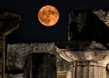 «Φεγγάρι του Ελαφιού»: Μάγεψε η υπερπανσέληνος του Ιουλίου