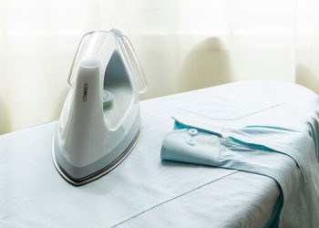 Έτσι θα σιδερώσετε ένα πουκάμισο σε λιγότερο από 90 δευτερόλεπτα
