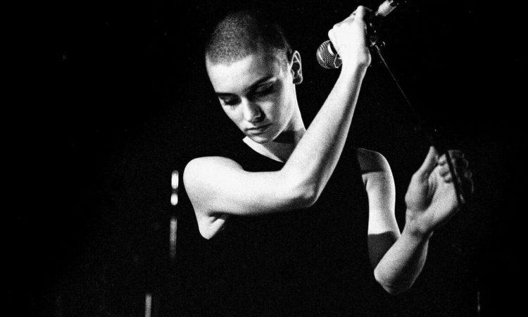 Sinead O Connor: Η κακοποίηση της μητέρας της, οι αποτυχημένοι γάμοι και ο θάνατος του γιου της