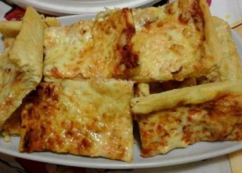 Σπιτική πίτσα με τέσσερα τυριά