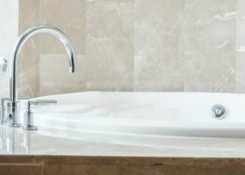 Αυτό είναι το μεγαλύτερο λάθος που κάνετε όταν καθαρίζετε την μπανιέρα (VIDEO)