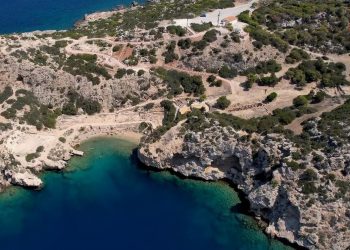 Αυτή είναι η μοναδική παραλία της Ελλάδας εντός αρχαιολογικού χώρου