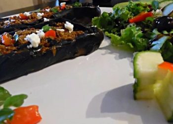 Μελιτζάνες με κιμά,φέτα και μυρωδικά