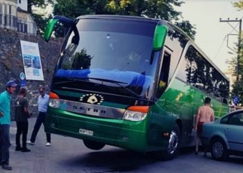 Λεωφορείο σηκώθηκε στον «αέρα» στη Ζαγορά Πηλίου