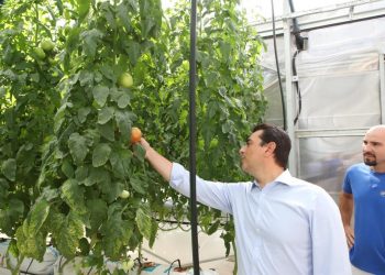 Σε καινοτόμα παραγωγική μονάδα ο Κώστας Σκρέκας για να γίνει πράξη η γεωργία του αύριο