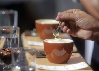 Μπορεί η καφεΐνη να ενισχύσει τον μεταβολισμό και να σε βοηθήσει να κάψεις λίπος;