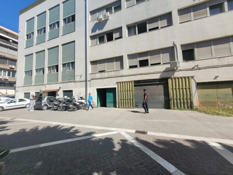 Τον δρόμο της φυλακής πήρε ο 53χρονος που κακοποίησε την αστυνομικό σύζυγό του – Κρίθηκε προφυλακιστέος – Τί ειπαν οι δικηγόροι του θύματος (φωτο – βίντεο)