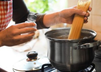 Γιατί να ΜΗΝ βάζετε ιωδιούχο αλάτι στο νερό για τα μακαρόνια: Τι χημική διεργασία συμβαίνει