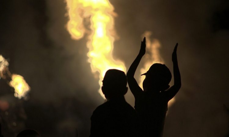 Πώς απαντάμε στις αγωνιώδεις ερωτήσεις των παιδιών για τις πυρκαγιές