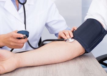 Η συχνή κατανάλωση αλκοόλ αυξάνει την αρτηριακή πίεση, ακόμη και στους υγιείς