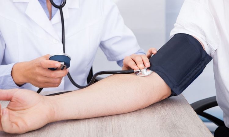 Η συχνή κατανάλωση αλκοόλ αυξάνει την αρτηριακή πίεση, ακόμη και στους υγιείς