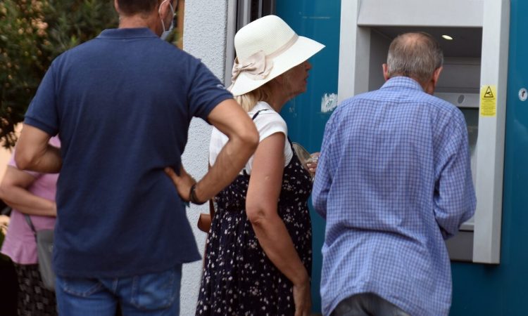 ΔΥΠΑ: Καταβάλλεται σήμερα το «μπόνους» των 300 ευρώ σε μακροχρόνια άνεργους