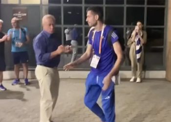 Μίλτος Τεντόγλου: Εξηγεί γιατί δεν χαιρέτησε τον γραμματέα του ΣΕΓΑΣ κατά την επιστροφή του