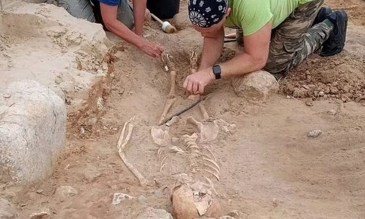 Πολωνία: Λείψανα παιδιού «βρικόλακα» ανακάλυψαν αρχαιολόγοι – Ήταν δεμένο με λουκέτο