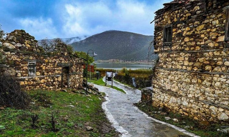 Άγιος Αχίλλειος: Ένα νησί τελείως διαφορετικό από τα συνηθισμένα στα 900 μέτρα υψόμετρο