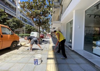 Ολοκληρώνονται τα πεζοδρόμια στην οδό Ασκληπιού