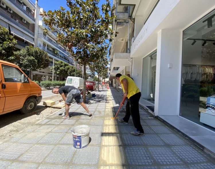 Ολοκληρώνονται τα πεζοδρόμια στην οδό Ασκληπιού