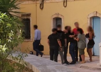Χανιά: Ελεύθερος ο γιος του κατηγορούμενου αστυνομικού για χρηματισμό – Πότε θα απολογηθεί
