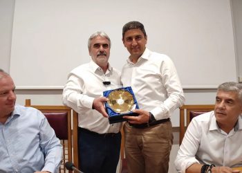 Ο Υπουργός Αγροτικής Ανάπτυξης Λευτέρης Αυγενάκης σε συνάντηση με εκπροσώπους αγροτικών φορέων στο Επιμελητήριο Τρικάλων
