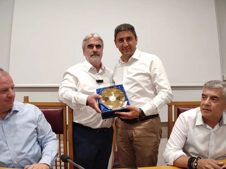 Ο Υπουργός Αγροτικής Ανάπτυξης Λευτέρης Αυγενάκης σε συνάντηση με εκπροσώπους αγροτικών φορέων στο Επιμελητήριο Τρικάλων