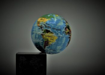 Η κλιματική κρίση σπρώχνει τον πλανήτη προς τον γκρεμό και ο άνθρωπος δεν δείχνει προς το παρόν ικανός για να τη σταματήσει. Τα νούμερα για τη Γη που υπερθερμαίνεται είναι αμείλικτα και απαιτείται άμεσος συντονισμός για να περιοριστεί η άνοδος της παγκόσμιας θερμοκρασίας. Ένας στόχος κομβικός για το μέλλον της ανθρωπότητας αλλά με βάση τις ενδείξεις, όχι και τόσο εφικτός, αν δεν αλλάξει ριζικά η κατάσταση.  Ευάγγελος Κιουλχατζής Ευάγγελος Κιουλχατζής25/08/2023 15:23 Ένα από τα πιο σημαντικά προβλήματα που καλείται να αντιμετωπίσουν και να επιλύσουν άμεσα οι κυβερνήσεις, πρωτίστως, αλλά και οι κοινωνίες, είναι αυτό της κλιματικής αλλαγής.  Όσα συνέβησαν φέτος στον κόσμο, εν έτει 2023, μας υπενθύμισαν με τον πλέον εμφατικό τρόπο ότι η «κλεψύδρα» για τη σωτηρία του πλανήτη αδειάζει.  Δεν είναι μόνο το γεγονός ότι ο Ιούλιος που μας πέρασε, ήταν ο θερμότερος μήνας που έχει καταγραφεί ποτέ στον πλανήτη. Πρόκειται για ένα ακόμα εφιαλτικό καλοκαίρι: Από τα εκατοντάδες χιλιάδες στρέμματα που έχουν γίνει στάχτη στον Καναδά και τη φονική πυρκαγιά στην Χαβάη, στις πλημμύρες που σάρωσαν τη βόρεια Ιταλία και τις γεωργικές καταστροφές λόγω ξηρασίας στην Ισπανία.  Είναι διόλου εμφανές ότι ακραία καιρικά και κλιματικά φαινόμενα επηρεάζουν πλέον ολόκληρο τον πλανήτη και οι προβλέψεις για το μέλλον είναι ακόμα πιο δυσοίωνες από τις απόκοσμες αυτές εικόνες.    Το μήνυμα που εκπέμπουν οι ειδικοί δεν θα μπορούσε να είναι πιο ξεκάθαρο: Πρέπει να κάνουμε ό,τι μπορούμε για να μειώσουμε τις εκπομπές αερίων του θερμοκηπίου. Αν δεν λάβουμε σοβαρά μέτρα για να σταματήσουμε τις εκπομπές αυτές, θα ζούμε σε έναν πλανήτη που θα είναι ακόμα πιο ζεστός και θα συνεχίσει να μαστίζεται από πιο ακραίες καιρικές συνθήκες.  Το «καμπανάκι» της κλιματικής κρίσης ηχεί πλέον πολύ δυνατά αλλά υπάρχουν συγκεκριμένα στοιχεία που δείχνουν ότι ήδη βρισκόμαστε σε κατάσταση έκτακτης ανάγκης:  Ρεκόρ στη συγκέντρωση διοξειδίου του άνθρακα στην ατμόσφαιρα Το παρατηρητήριο Mauna Loa στη Χαβάη παρακολουθεί την ατμοσφαιρική συγκέντρωση διοξειδίου του άνθρακα στη Γη από τα τέλη της δεκαετίας του 1950. Το 2022, η παγκόσμια μέση συγκέντρωση που κατέγραψε ήταν 417,06 κομμάτια ανά εκατομμύριο (ppm). Τα προβιομηχανικά επίπεδα ήταν 278 ppm, πράγμα που σημαίνει ότι οι κοντεύει να διπλασιάσουν τη συγκέντρωση διοξειδίου του άνθρακα στην ατμόσφαιρα σε σύγκριση με την περίοδο 1750-1800.  Οι συγκεντρώσεις CO2 κυμαίνονται ανάλογα με τις εποχές, ενώ η ταχύτητα με την οποία αυξάνονται ετησίως επηρεάζεται από την ανθρώπινη συμπεριφορά. Για παράδειγμα, η αυξανόμενη συγκέντρωση CO2 στην ατμόσφαιρα επιβραδύνθηκε κατά τη διάρκεια της πανδημίας του κορονοϊού όταν μειώθηκαν οι εκπομπές, αλλά στη συνέχεια αυξήθηκε απότομα το 2021 όταν και έγινε άρση των περιορισμών στα περισσότερα κράτη. Η ετήσια αύξηση των εκπομπών και της ατμοσφαιρικής συγκέντρωσης CO2 έκτοτε επιβραδύνθηκε ξανά.    Η παγκόσμια μέση συγκέντρωση CO2 για το 2023 προβλέπεται να είναι 419,2 ppm. Η τελευταία φορά που η ατμόσφαιρα της Γης περιείχε τόσο πολύ CO2 ήταν πριν από περισσότερα από 3 εκατομμύρια χρόνια, όταν η στάθμη της θάλασσας ήταν αρκετά μέτρα υψηλότερη.  Το φιλόδοξο ορόσημο των 1,5 βαθμών Κελσίου Το 2015, τα κράτη στη Συμφωνία του Παρισιού για την κλιματική αλλαγή έθεσαν έναν φιλόδοξο στόχο, σύμφωνα με τον οποίο η άνοδος της παγκόσμιας θερμοκρασίας δεν πρέπει να υπερβεί τους 1,5 βαθμούς Κελσίου για να μειωθεί ο κίνδυνος της κλιματικής αλλαγής.  Η τελευταία έκθεση της Διακυβερνητικής Επιτροπής για την Κλιματική Αλλαγή (IPCC) διευκρινίζει πόσο δύσκολο μοιάζει να υλοποιηθεί αυτός ο στόχος, εάν δεν μειωθούν δραστικά οι εκπομπές αερίου.  Συγκεκριμένα η έκθεση εξετάζει πέντε διαφορετικά μελλοντικά σενάρια με βάση τις εκπομπές αερίου, με αυτές υποθετικά να είναι από πολύ υψηλές έως και πολύ χαμηλές. Ωστόσο σε κάθε ένα από αυτά τα σενάρια, το όριο των 1,5 βαθμών αναμένεται να ξεπεραστεί.    Μόνο στο σενάριο των πολύ χαμηλών εκπομπών εκτιμάται ότι στον πλανήτη η άνοδος της θερμοκρασίας θα είναι κάτω από 1,5 βαθμούς, μέχρι το τέλος του 21ου αιώνα. Σε αυτό το σενάριο, οι θερμοκρασίες είναι πιθανό να υπερβούν τους 1,5 βαθμούς μεταξύ 2041 και 2060 και θα επιστρέψουν στους 1,4 βαθμούς μέχρι το τέλος του αιώνα. Αυτό το σενάριο θα απαιτούσε από τον κόσμο να μειώσει κατά πολύ τις εκπομπές αερίου με σχεδόν άμεσο αποτέλεσμα.  Αλλά το σημείο στο οποίο ο κόσμος θα ξεπεράσει των 1,5 βαθμών, θα μπορούσε να έρθει πολύ νωρίτερα. Σύμφωνα με τον Παγκόσμιο Μετεωρολογικό Οργανισμό, υπάρχει πιθανότητα 66% ότι η ετήσια μέση θερμοκρασία θα υπερβεί τους 1,5 βαθμούς για τουλάχιστον ένα χρόνο μεταξύ 2023 και 2027. Πράγματι, το όριο του 1,5 βαθμού έχει ήδη παραβιαστεί για μικρότερες περιόδους εβδομάδων και μηνών όπως το 2015, το 2016, το 2020 αλλά και τον φετινό Ιούλιο με τα ρεκόρ θερμοκρασιών.  Φόβο προκαλεί η εκτίμηση ότι με βάση τις τρέχουσες εκπομπές αερίων και τις πολιτικές που ακολουθούν τα κράτη, ο κόσμος είναι πιθανό να βιώσει μια παγκόσμια άνοδο της θερμοκρασίας της τάξης των 2,7 βαθμών Κελσίου μέχρι το 2100.   Στενεύουν τα περιθώρια εκπομπών άνθρακα Σε γενικές γραμμές το ζήτημα της κλιματικής αλλαγής είναι πολύ απλό στην κατανόησή του. Όσο περισσότερο διοξείδιο του άνθρακα – και άλλα αέρια που θερμαίνονται – φτάνουν στην ατμόσφαιρα, τόσο οι παγκόσμιες θερμοκρασίες θα αυξάνονται. Μεταξύ 1850 και 2021, οι άνθρωποι απελευθέρωσαν περίπου 2.500 γιγατόνους διοξειδίου του άνθρακα στην ατμόσφαιρα (1 γιγατόνος ισούται με 1 δισεκατομμύριο μετρικούς τόνους). Μέχρι στιγμής, αυτές οι εκπομπές έχουν οδηγήσει σε αύξηση της θερμοκρασίας κατά 1,1 βαθμούς Κελσίου σε σύγκριση με τα προβιομηχανικά επίπεδα.  Για να έχουμε 50% πιθανότητες να παραμείνουμε κάτω από τους 1,5 βαθμούς Κελσίου, μπορούμε να απελευθερώσουμε μόνο 250 επιπλέον γιγατόνους CO2 στην ατμόσφαιρα συμπεριλαμβανομένων των εκπομπών από τις αρχές του 2023. Πιο συγκεκριμένα το 2022 απελευθερώθηκαν 36,8 γιγατόνοι CO2 ενώ οι παγκόσμιες ετήσιες εκπομπές δεν έχουν ακόμη κορυφωθεί.  Συνεπώς, σύμφωνα με αυτούς τους υπολογισμούς για να υπάρχουν 50% πιθανότητες να διατηρήσουμε τις θερμοκρασίες κάτω από τους 2 βαθμούς Κελσίου, πρέπει να εκπέμπουμε λιγότερους από 1.350 γιγατόνους CO2 από το 2020 και μετά. Από τα μέσα του 2023, απομένουν περίπου μόνο 1.000 γιγατόνοι από αυτόν τον προϋπολογισμό.   Τα φαινόμενα ακραίας ζέστης έχουν γίνει σοβαρότερα και συχνότερα Η κλιματική αλλαγή οδηγεί σε πιο συχνά και πιο έντονα φαινόμενα καύσωνα όπως είδαμε φέτος και στη χώρα μας.  Ο καύσωνας που είχε πιθανότητα να σημειωθεί μία φορά κάθε 10 χρόνια μεταξύ 1850 και 1900 είναι τώρα πιθανό να συμβαίνει 2,8 φορές κάθε 10 χρόνια. Όσο πλησιάζουμε στο όριο των 1,5 βαθμών, τέτοια γεγονότα είναι πιθανό να συμβαίνουν 4,1 φορές κάθε 10 χρόνια.  Οι έντονες βροχοπτώσεις είναι επίσης πιο συχνές λόγω της κλιματικής αλλαγής. Μια έντονη ημερήσια βροχή που πριν από 150 χρόνια θα συνέβαινε μόνο μία φορά κάθε 10 χρόνια συμβαίνει τώρα 1,3 φορές κάθε 10 χρόνια. Σε έναν πλανήτη με αύξηση στην άνοδο της θερμοκρασίας κατά 1,5 βαθμούς Κελσίου, αυτό θα συμβαίνει έως και 1,5 φορές.  Ενώ πρέπει να σημειωθεί ότι καθώς αυξάνεται η συχνότητα, θα αυξάνεται και η σοβαρότητα των φαινομένων.   Οι άνθρωποι έχουν ήδη προκαλέσει άνοδο της τάξης των 1,1 βαθμών Κελσίου Η τελευταία έκθεση της IPCC εκτιμά ότι η παγκόσμια θερμοκρασία είναι τώρα 1,1 βαθμούς Κελσίου υψηλότερη από ό,τι ήταν μεταξύ 1850 και 1900.  Οι παγκόσμιες θερμοκρασίες έχουν αυξηθεί ταχύτερα από το 1970 από ό,τι σε οποιαδήποτε περίοδο 50 ετών τα τελευταία 2.000 χρόνια, και αυτό είναι ιδιαίτερα έντονο τα τελευταία έτη.  Από το 2023 έως το 2027, η ετήσια μέση θερμοκρασία προβλέπεται να κυμαίνεται μεταξύ 1,1 και 1,8 βαθμούς Κελσίου υψηλότερη από τον μέσο όρο 1850-1900. Υπάρχει 98% πιθανότητα ότι ένα από τα χρόνια αυτής της περιόδου θα ξεπεράσει το 2016 ως το πιο ζεστό έτος που έχει καταγραφεί.  Τα παγκόσμια καιρικά συστήματα θα είναι ένας παράγοντας σε αυτό. Το 2023 ξεκίνησε το φαινόμενο του Ελ Νίνιο, όταν οι θερμοκρασίες της θάλασσας θερμαίνονται στον κεντρικό και ανατολικό Ειρηνικό Ωκεανό με αποτέλεσμα την αύξηση της θερμοκρασίας παγκοσμίως και την αύξηση του κινδύνου ακραίων καιρικών συνθηκών. Αλλά σε περίπτωση που υπήρχε αμφιβολία, η τελευταία έκθεση της IPCC καθιστά σαφές ότι οι κύριοι παράγοντες της αύξησης της παγκόσμιας θερμοκρασίας είναι τα αέρια του θερμοκηπίου που εκλύονται από τον άνθρωπο.   Η στάθμη της θάλασσας ανεβαίνει πιο γρήγορα από ποτέ Το λιώσιμο των στρωμάτων πάγου και των παγετώνων και η θέρμανση των ωκεανών οδηγούν σε υψηλότερα επίπεδα της θάλασσας. Από το 1900, η στάθμη της θάλασσας έχει ανέβει ταχύτερα από οποιονδήποτε προηγούμενο αιώνα τα τελευταία τουλάχιστον 3.000 χρόνια, και αυτό πρόκειται να συνεχιστεί για πολύ μεγάλο χρονικό διάστημα.  Η διαδικασία επίσης επιταχύνεται. Τα τελευταία 140 χρόνια, η στάθμη της θάλασσας έχει ανέβει παγκοσμίως κατά 21 έως 24 εκατοστά. Αλλά περίπου 10 εκατοστά από αυτή την άνοδο έχουν σημειωθεί από το 1992.  Επειδή οι ωκεανοί χρειάζονται πολύ χρόνο για να ζεσταθούν, υπάρχει ήδη μεγάλη άνοδος της στάθμης της θάλασσας. Εάν η υπερθέρμανση περιοριστεί στους 1,5 βαθμούς Κελσίου, τότε η παγκόσμια μέση στάθμη της θάλασσας θα ανέβει μεταξύ 2 και 3 μέτρων τα επόμενα 2.000 χρόνια. Εάν η υπερθέρμανση περιοριστεί στους 2 βαθμούς Κελσίου, η παγκόσμια μέση στάθμη της θάλασσας θα ανέλθει μεταξύ 2 και 6 μέτρων πάνω από τα σημερινά επίπεδα.   Διαβάστε επίσης