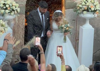 Γάμος πολλών αστέρων στα Τρίκαλα… Ο γιος πασίγνωστου επιχειρηματία των Βορείων Προαστίων παντρεύτηκε την αγαπημένη του και το γλέντησε διπλά μετά την πρόκριση της ΑΕΚ – Viral το βίντεο με τους πανηγυρισμούς