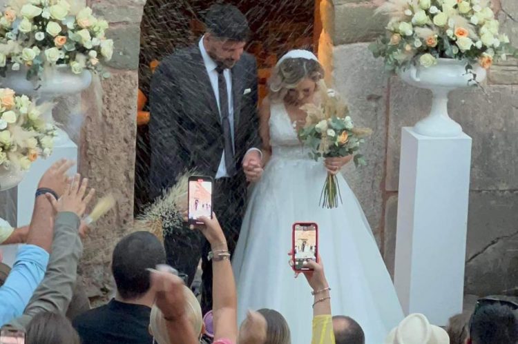 Γάμος πολλών αστέρων στα Τρίκαλα… Ο γιος πασίγνωστου επιχειρηματία των Βορείων Προαστίων παντρεύτηκε την αγαπημένη του και το γλέντησε διπλά μετά την πρόκριση της ΑΕΚ – Viral το βίντεο με τους πανηγυρισμούς