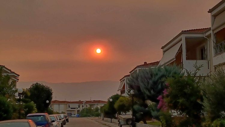 Ο καπνός από τις φωτιές σκέπασε τον Τρικαλινό ουρανό-Η Ελλάδα φλέγεται…