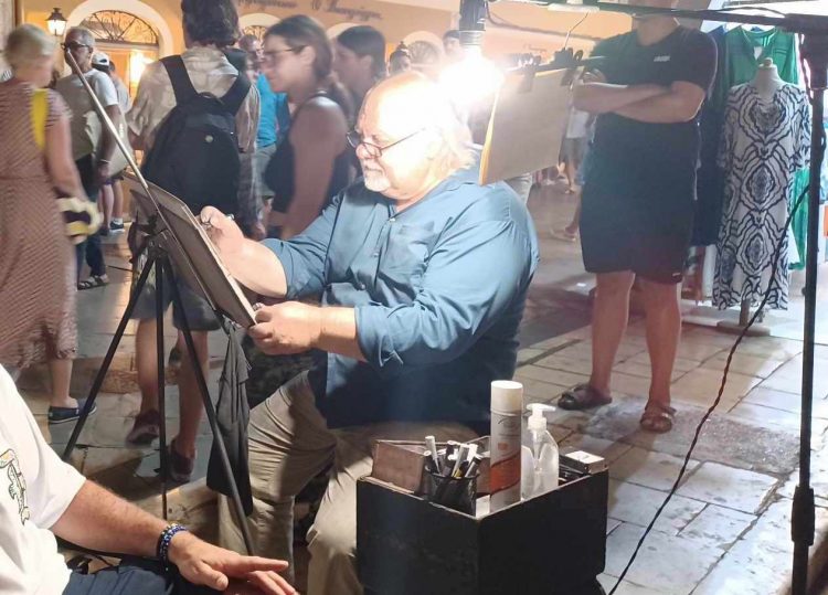 Κουρσό: Ο Τρικαλινός σκιτσογράφος που κερδίζει τις εντυπώσεις με τις καρικατούρες του στο νησί των Φαιάκων