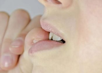 Τρώτε τα νύχια σας; Το απλό κόλπο για να κόψετε τις «κακές» συνήθειες