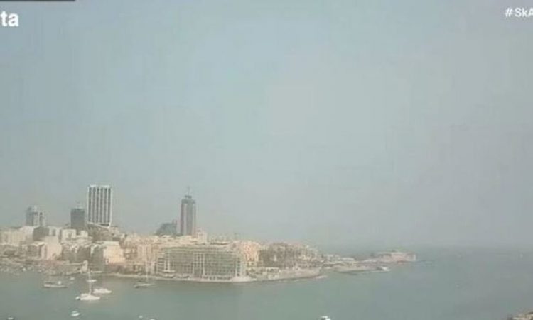 «Σκέπασαν» Μάλτα και Σικελία οι καπνοί από τη φωτιά στην Ελλάδα
