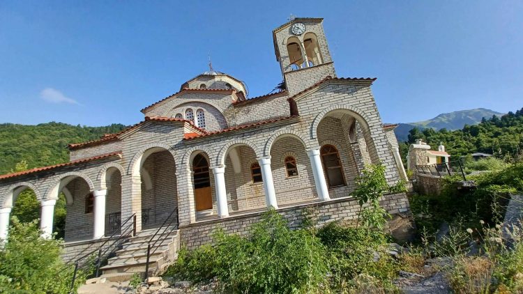 Τρίκαλα: Η εκκλησία που έχει μεγαλύτερη κλίση από τον Πύργο της Πίζας-Νιώθεις ναυτία μόλις πατήσεις το πόδι σου στα σκαλιά του Ναού (φωτό)