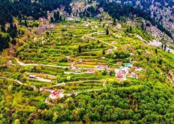 Τρίδενδρο: Tο υπέροχο χωριό χτισμένο στο χείλος του γκρεμού με θέα στον Αγραφιώτη