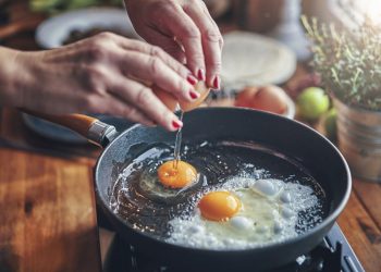 Πώς γίνονται πιο υγιεινά τα αυγά: Το λάθος που ίσως κάνετε στο μαγείρεμα