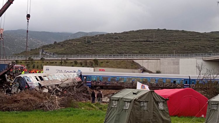 Τέμπη: Μακάβρια αποκάλυψη – «Ανθρώπινα μέλη στα καμένα βαγόνια, έξι μήνες μετά την τραγωδία»