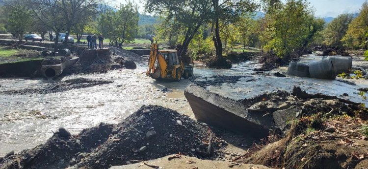 Συνεχίζονται από την Περιφέρεια  οι επιχειρήσεις για  αποκατάσταση της κυκλοφορίας και  καθαρισμό ρεμάτων-ποταμών