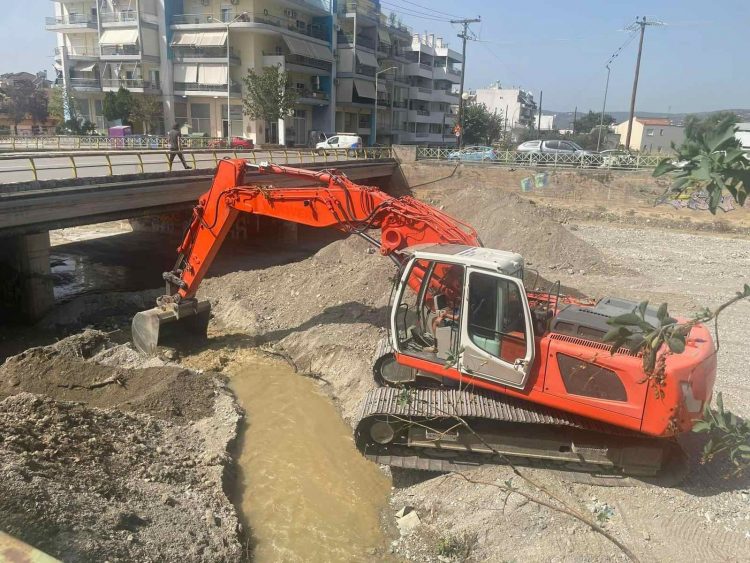 Σε 74 σημεία επιχειρούν τα μηχανήματα της Περιφέρειας Θεσσαλίας για τον καθαρισμό ποταμών και την αποκατάσταση αναχωμάτων