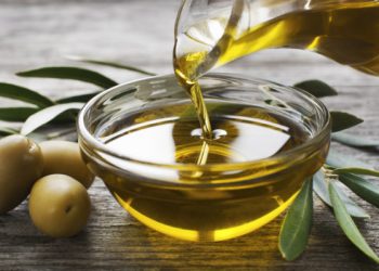 «Φάρμακο» το ελαιόλαδο για τον εγκέφαλο, από ποια νόσο μάς προστατεύει