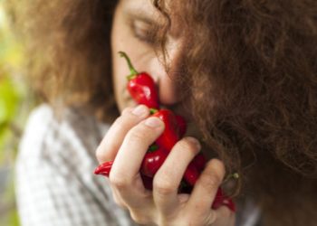 Νεαρή γυναίκα έπεσε σε κώμα όταν ΜΥΡΙΣΕ μία πολύ καυτερή πιπεριά – Τι συνέβη