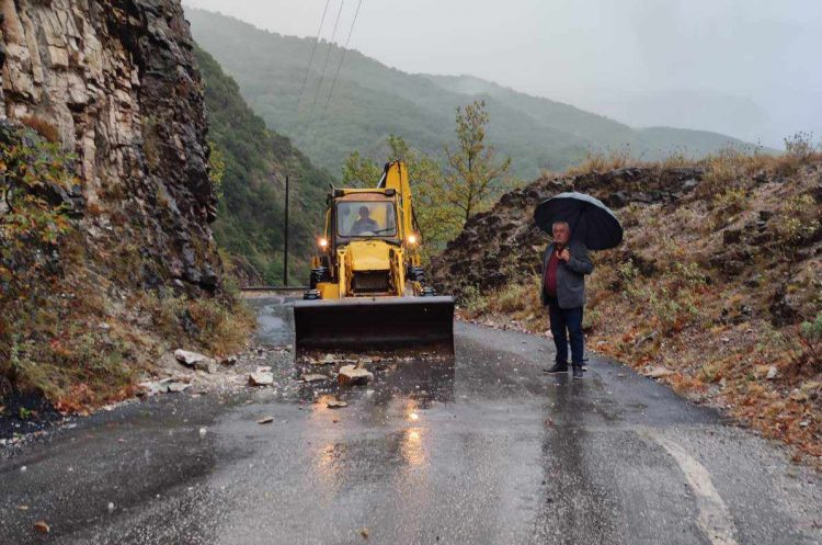 Καταπτώσεις βράχων και διακοπές ρεύματος σε ορεινές Κοινότητες-Επί ποδός ο δήμος Πύλης