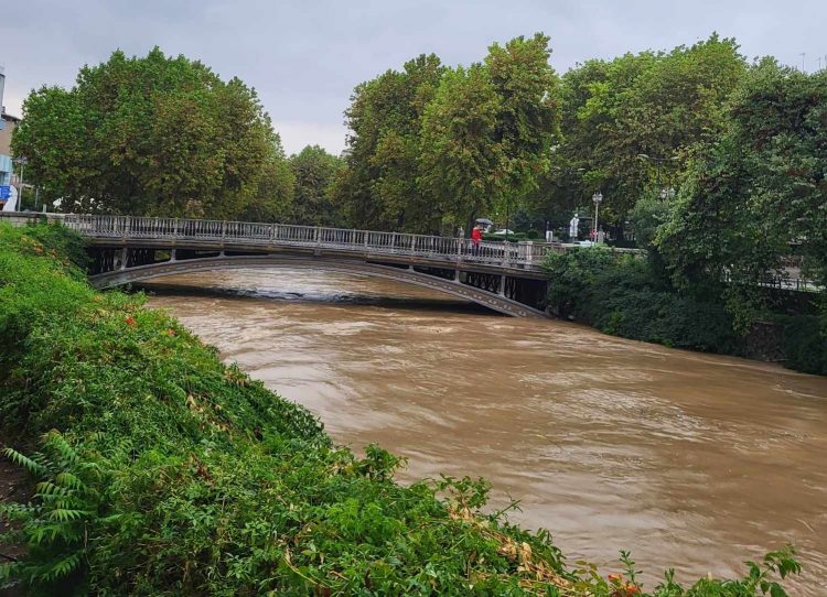 Δοκιμάζει τις αντοχές του ο Ληθαίος στο κέντρο της πόλης-Τα νερά “γλείφουν” τις γέφυρες (φωτό-video)